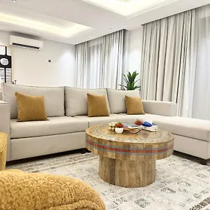 Luxurious 3 Bedroom - 5 Minutes To Boulevard شقة